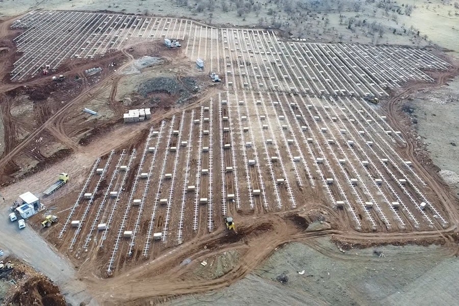Konya'da yapımı devam eden güneş enerji santralimizde çalışmalar tüm hızıyla sürüyor.